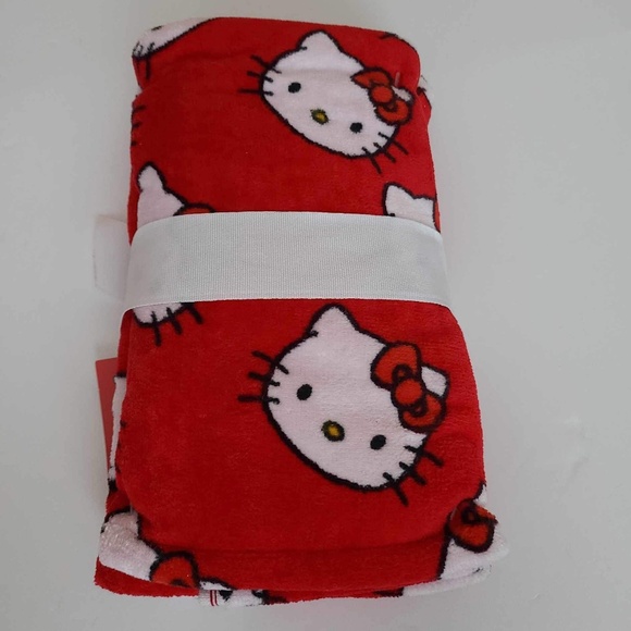 Hello Kitty pack of 2 hand towels red color w/pattern 100% cotton brand new - Picture 7 of 13